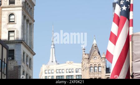 New York City Manhattan Midtown Straßenarchitektur. Empire State Building, berühmtes Hochhaus, USA. Amerikanische Flagge und städtisches Stadtbild, berühmter NYC Tower, Vereinigte Staaten. Union Square, Broadway Stockfoto