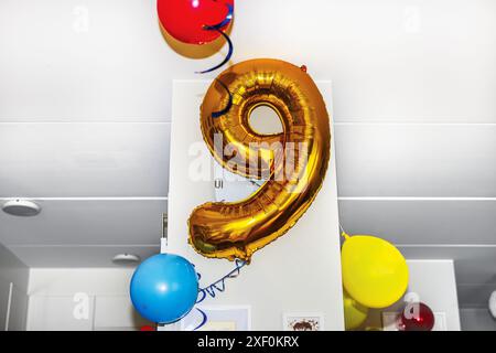 Nahaufnahme des Ballons Nummer neun, gefüllt mit Helium, schwimmt drinnen, um den Geburtstag des Kindes zu feiern. Stockfoto