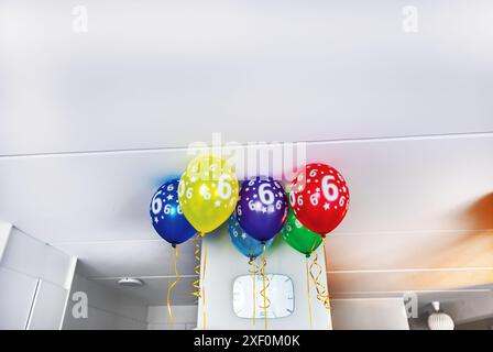 Nahaufnahme der festlichen Heliumballons mit der Zahl 6, die den Geburtstag eines Kindes feiern und drinnen schweben. Stockfoto