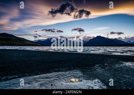 Sonnenuntergang am Roca-See, El Calafate, Los Glaciares Nationalpark, Patagonien, Argentinische republik. Stockfoto