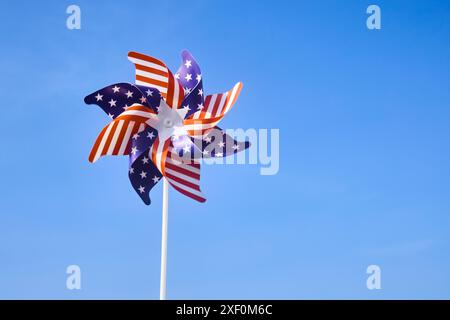 American Pinwheel in Blue Sky. Amerikanischer Unabhängigkeitstag Stockfoto