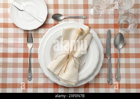 Stilvolle Einrichtung mit Besteck und Tellern auf dem Tisch, flach liegend Stockfoto