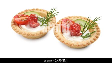 Köstliche Canapes mit trocken geräucherten Würstchen, Frischkäse und Gemüse isoliert auf weiß Stockfoto