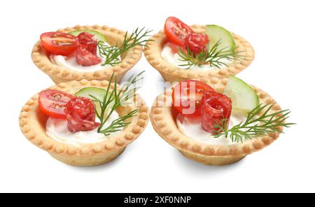 Köstliche Canapes mit trocken geräucherten Würstchen, Frischkäse und Gemüse isoliert auf weiß Stockfoto