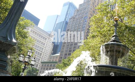 New York City Lower Manhattan, Downtown Financial District Architecture, USA. Hochhäuser an der Broadway Street, USA. Amerikanische Stadtszene, Brunnen im City Hall Park, NYC. Grün. Stockfoto