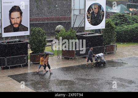 Karlsbad, Tschechische Republik. 30. Juni 2024. Regnerisches Wetter während des 58. Internationalen Filmfestivals Karlsbad am 30. Juni 2024 in Karlsbad, Tschechien. Quelle: Slavomir Kubes/CTK Photo/Alamy Live News Stockfoto