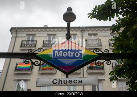 Eine U-Bahn-Station mit den Farben der LGTBI-Flagge im Viertel Chueca in Madrid. Madrid bereitet sich auf ein weiteres Jahr vor, um Hunderttausende von Einwohnern anlässlich der Pride-Festlichkeiten willkommen zu heißen. Stockfoto