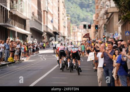 Bologna, Italien. 30. Juni 2024. Das Rennen während der Stadt &#x200b;&#x200b;Strecke von Bologna auf Tour de France Stage 2 von Cesenatico nach Bologna in Viale Milano - Sport, Radfahren - Cesenatico, Italien - Sonntag, 30. Juni 2024 (Foto: Massimo Paolone/LaPresse) Credit: LaPresse/Alamy Live News Stockfoto