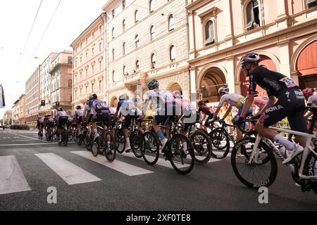 Bologna, Italien. 30. Juni 2024. Das Rennen während der Stadt &#x200b;&#x200b;Strecke von Bologna auf Tour de France Stage 2 von Cesenatico nach Bologna in Viale Milano - Sport, Radfahren - Cesenatico, Italien - Sonntag, 30. Juni 2024 (Foto: Massimo Paolone/LaPresse) Credit: LaPresse/Alamy Live News Stockfoto