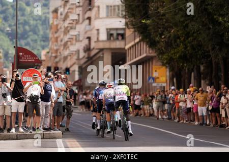 Bologna, Italien. 30. Juni 2024. Das Rennen während der Tour de France Stage 2 von Cesenatico nach Bologna in der Viale Milano - Sport, Radfahren - Cesenatico, Italien - Sonntag, 30. Juni 2024 (Foto: Massimo Paolone/LaPresse) Credit: LaPresse/Alamy Live News Stockfoto