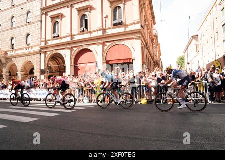 Bologna, Italien. 30. Juni 2024. Das Rennen während der Stadt &#x200b;&#x200b;Strecke von Bologna auf Tour de France Stage 2 von Cesenatico nach Bologna in Viale Milano - Sport, Radfahren - Cesenatico, Italien - Sonntag, 30. Juni 2024 (Foto: Massimo Paolone/LaPresse) Credit: LaPresse/Alamy Live News Stockfoto