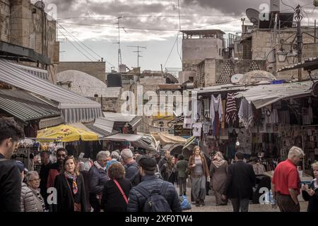 Die Touristen und die Einheimischen sind auf dem Markt (Basar) in der Altstadt von Jerusalem, mit dem Souvenirladen und Verkaufsständen. Stockfoto