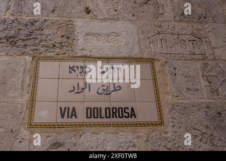 Das Straßenschild „Via Dolorosa“ markiert den historischen letzten Weg Jesu Christi in der Altstadt von Jerusalem, Israel. Stockfoto