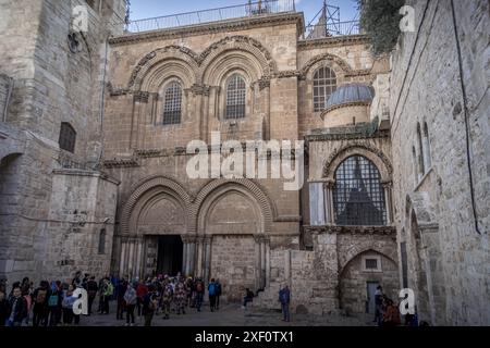 Das Volk am Tor der Kirche des Heiligen Grabes (Kirche der Auferstehung) in der Altstadt von Jerusalem, Israel. Stockfoto