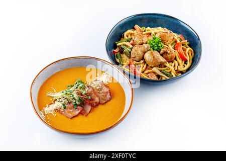 Suppe und Nudeln in Schüsseln auf weißem Hintergrund, Essen auf weißem Hintergrund Stockfoto