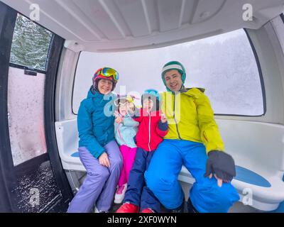 Familie am Skilift, gebündelt, Spaß haben Stockfoto