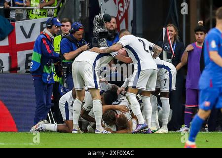 England Stürmer Harry Kane erzielte ein TOR 2-1 und feierte das Achtelfinale der UEFA Euro 2024 in der Arena AufSchalke, Gelsenkirchen, Deutschland am 30. Juni 2024 Stockfoto