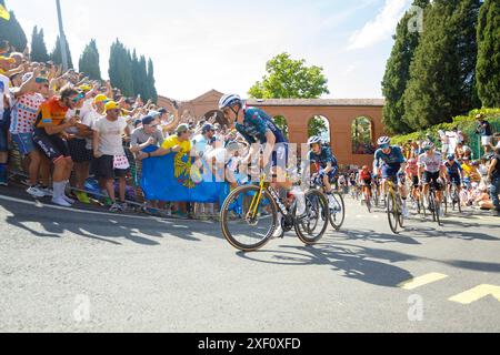 Bologna, Italien. 30. Juni 2024. Tour de France 2024: 2. Etappe von Cesenatico nach Bologna. Passage der Bühne in Bologna an der „Curva delle orfanelle“ (Waisenkurve) auf dem Aufstieg zur Basilika San Luca Credit: Massimiliano Donati/Alamy Live News Stockfoto