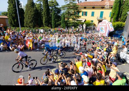 Bologna, Italien. 30. Juni 2024. Tour de France 2024: 2. Etappe von Cesenatico nach Bologna. Passage der Bühne in Bologna an der „Curva delle orfanelle“ (Waisenkurve) auf dem Aufstieg zur Basilika San Luca Credit: Massimiliano Donati/Alamy Live News Stockfoto