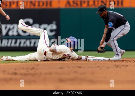 Philadelphia, Usa. 30. Juni 2024. Philadelphia Phillies Nick Castellanos ist auf dem zweiten Platz sicher, bevor Miami Marlins zweiter Baseman Otto Lopez (61) am Sonntag, den 30. Juni 2024, beim ersten Inning eines Baseballspiels in Philadelphia den Tag machen kann. Foto: Laurence Kesterson/UPI Credit: UPI/Alamy Live News Stockfoto
