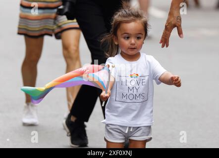 New York, Usa. 30. Juni 2024. Die Teilnehmer marschieren am Sonntag, den 30. Juni 2024, auf dem NYC Pride March 2024 in New York City die Fifth Avenue hinunter. Der Eröffnungsmarsch fand 1970 statt, ein Jahr nach dem Stonewall-Aufstand. Foto: John Angelillo/UPI Credit: UPI/Alamy Live News Stockfoto
