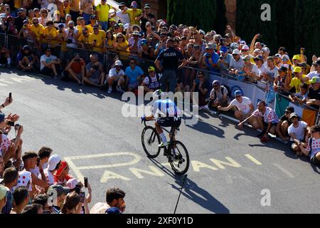 Bologna, Italien. 30. Juni 2024. Tour de France 2024: 2. Etappe von Cesenatico nach Bologna. Passage der Bühne in Bologna an der „Curva delle orfanelle“ (Waisenkurve) auf dem Aufstieg zur Basilika San Luca Credit: Massimiliano Donati/Alamy Live News Stockfoto