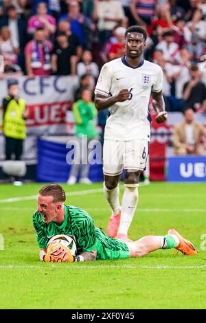 GELSENKIRCHEN, DEUTSCHLAND - JUNI 30: Torhüter Jordan Pickford aus England feiert am 30. Juni 2024 in Gelsenkirchen den Sieg bei der UEFA Euro 2024, dem Achtelfinale zwischen England und der Slowakei. (Foto von Andre Weening/Orange Pictures) Credit: Orange Pics BV/Alamy Live News Stockfoto