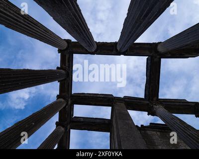 Die antike Stadt Aizanoi und der Tempel des Zeus in Cavdarhisar. Weitwinkelblick auf den Himmel von den Säulen der antiken Stadt. Ländliche Kutahya. Türkei Stockfoto