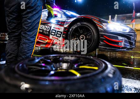 88 PATRESE Lorenzo (ita), FERRARI Lorenzo (ita), MONCINI Leonardo (ita), VEN BERLO Glenn (nld), Audi R8 LMS GT3 EVO 2, Pitstop, Arret aux Stände während des 24 Stunden von Spa 2024 CrowdStrike, 2. Rennen des GT World Challenge Europe Endurance Cup 2024, 26. Bis 30. Juni, 2024 auf dem Circuit de Spa-Francorchamps in Stavelot, Belgien Stockfoto