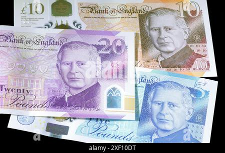 Die ersten 5-, 10- und 20-£-Banknoten, die das Porträt von König Karl III. Im Juni 2024 im Vereinigten Königreich zeigen Stockfoto