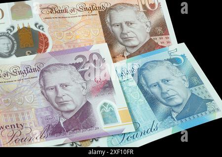 Die ersten 5-, 10- und 20-£-Banknoten, die das Porträt von König Karl III. Im Juni 2024 im Vereinigten Königreich zeigen Stockfoto