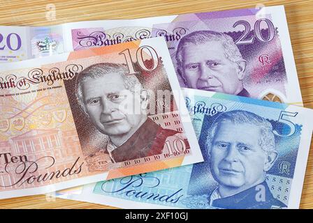 Die ersten 5-, 10- und 20-£-Banknoten, die das Porträt von König Karl III. Im Juni 2024 im Vereinigten Königreich zeigen Stockfoto