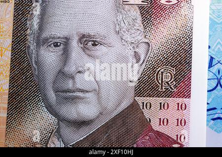 Nahaufnahme der ersten Banknoten mit König Karl III., die im Juni 2024 veröffentlicht wurden. Stockfoto