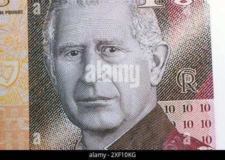 Nahaufnahme der ersten Banknoten mit König Karl III., die im Juni 2024 veröffentlicht wurden. Stockfoto