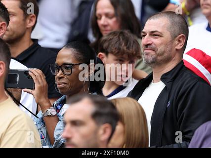 GELSENKIRCHEN, DEUTSCHLAND - JUNI 30: Eltern von Jude Bellingham von England Mutter Denise und Vater Mark vor dem Achtelfinale der UEFA EURO 2024 zwischen England und der Slowakei am 30. Juni 2024 in der Arena AufSchalke.© diebilderwelt / Alamy Live News Stockfoto