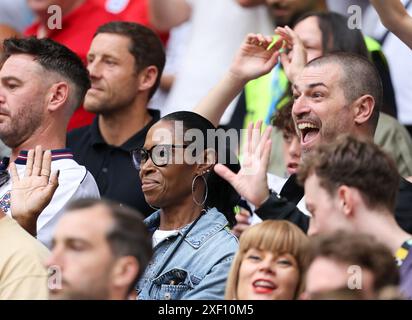 GELSENKIRCHEN, DEUTSCHLAND - JUNI 30: Eltern von Jude Bellingham von England Mutter Denise und Vater Mark vor dem Achtelfinale der UEFA EURO 2024 zwischen England und der Slowakei am 30. Juni 2024 in der Arena AufSchalke.© diebilderwelt / Alamy Live News Stockfoto