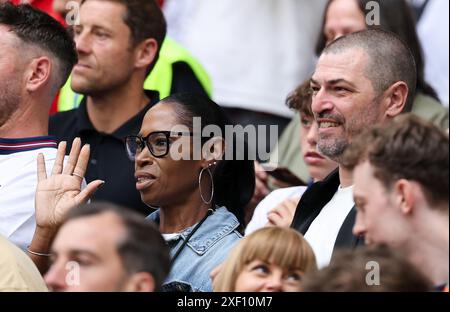 GELSENKIRCHEN, DEUTSCHLAND - JUNI 30: Eltern von Jude Bellingham von England Mutter Denise und Vater Mark vor dem Achtelfinale der UEFA EURO 2024 zwischen England und der Slowakei am 30. Juni 2024 in der Arena AufSchalke.© diebilderwelt / Alamy Live News Stockfoto