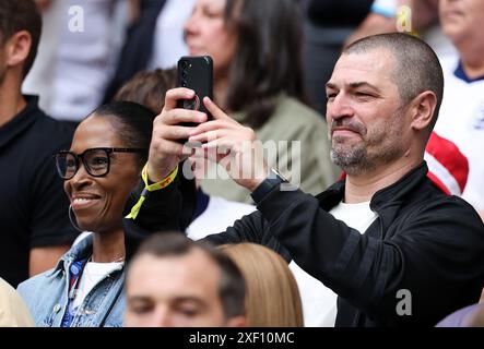 GELSENKIRCHEN, DEUTSCHLAND - JUNI 30: Eltern von Jude Bellingham von England Mutter Denise und Vater Mark vor dem Achtelfinale der UEFA EURO 2024 zwischen England und der Slowakei am 30. Juni 2024 in der Arena AufSchalke.© diebilderwelt / Alamy Live News Stockfoto