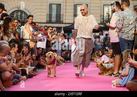 Madrid, Spanien. 30. Juni 2024. Die Veranstaltung Feathers and Paws fördert die Adoption während der Pride-Feiern am 30. Juni 2024 in Madrid. (Foto: Hazhard Espinoza Vallejos/NurPhoto) Credit: NurPhoto SRL/Alamy Live News Stockfoto