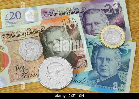 König-Karl-III-Münzen mit den neuesten König-Karl-III-Banknoten, die im Juni 2024 im Vereinigten Königreich veröffentlicht wurden Stockfoto