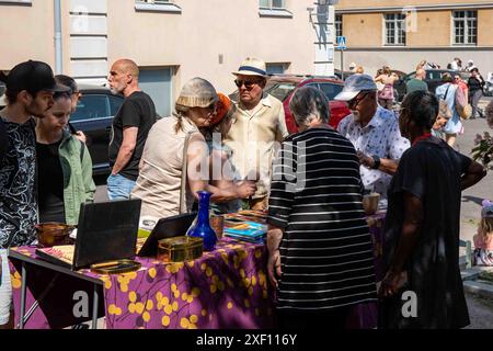 Besucher des Vallilan suuret sisäpihat kirpputori-Pop-up-Flohmarktes im Stadtteil Vallila in Helsinki, Finnland Stockfoto