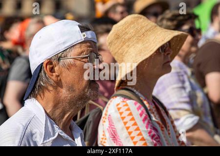 Ältere Bürger im Publikum des Maailma kylässä oder des World Village Festivals im Bezirk Suvilahti in Helsinki, Finnland Stockfoto