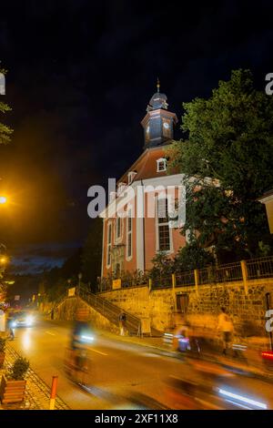 31. Elbhangfest 31. Elbhangfest, nächtlicher Radverkehr vor der Loschwitzer Kirche. Dresden Sachsen Deutschland *** 31 Elbhangfest 31 Elbhangfest, nächtlicher Fahrradverkehr vor der Loschwitzkirche Dresden Sachsen Deutschland Stockfoto