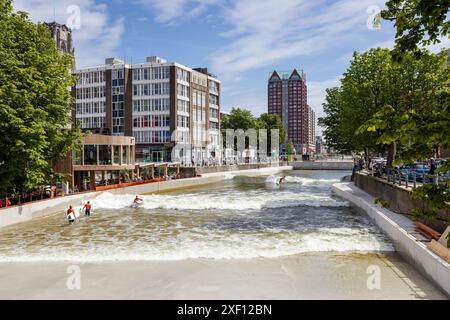 Rotterdam, Niederlande - 30-06-2024: Rif010 urbanes Surfbecken im Stadtzentrum von Rotterdam, Niederlande Stockfoto