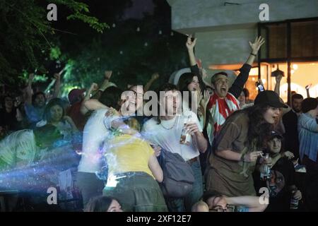 Tiflis, Georgien. 30. Juni 2024, Tiflis, Georgien. Fans der georgischen Fußballnationalmannschaft feiern ein Tor gegen Spanien, das aus der Ferne im Mziuri Park für die Qualifikation zur UEFA 2024 zusieht. Quelle: Jay Kogler/Alamy Live News Stockfoto