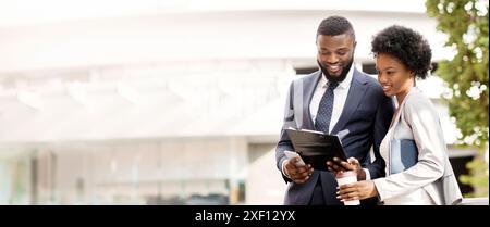 Zwei afrikanische amerikanische Kollegen diskutieren Neues Projekt im Freien Stockfoto