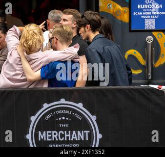 Brentwood Essex 30. Juni 2024 Fans in Brentwood Essex feiern Englands Sieg bei der Euros 2024. Quelle: Ian Davidson/Alamy Live News Stockfoto