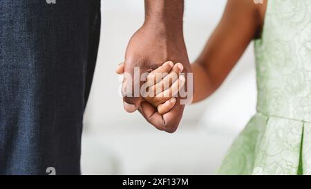 Nahaufnahme eines Vaters und einer Tochter, die Hände halten Stockfoto