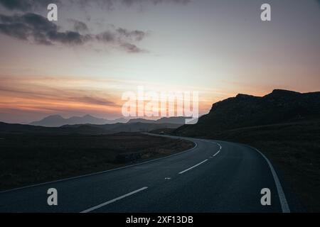 Sonnenuntergang in den Snowdonia National Park Mountains und am Straßenrand Stockfoto