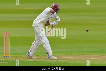 NORTHAMPTON, GROSSBRITANNIEN. 30. Juni 2024. Emilio Gay aus Northamptonshire im Batting-Action während des Zweitspiels der Vitality County Championship zwischen Northamptonshire und Sussex am 30. Juni auf dem County Ground in Northampton, England Credit: PATRICK ANTHONISZ/Alamy Live News Stockfoto